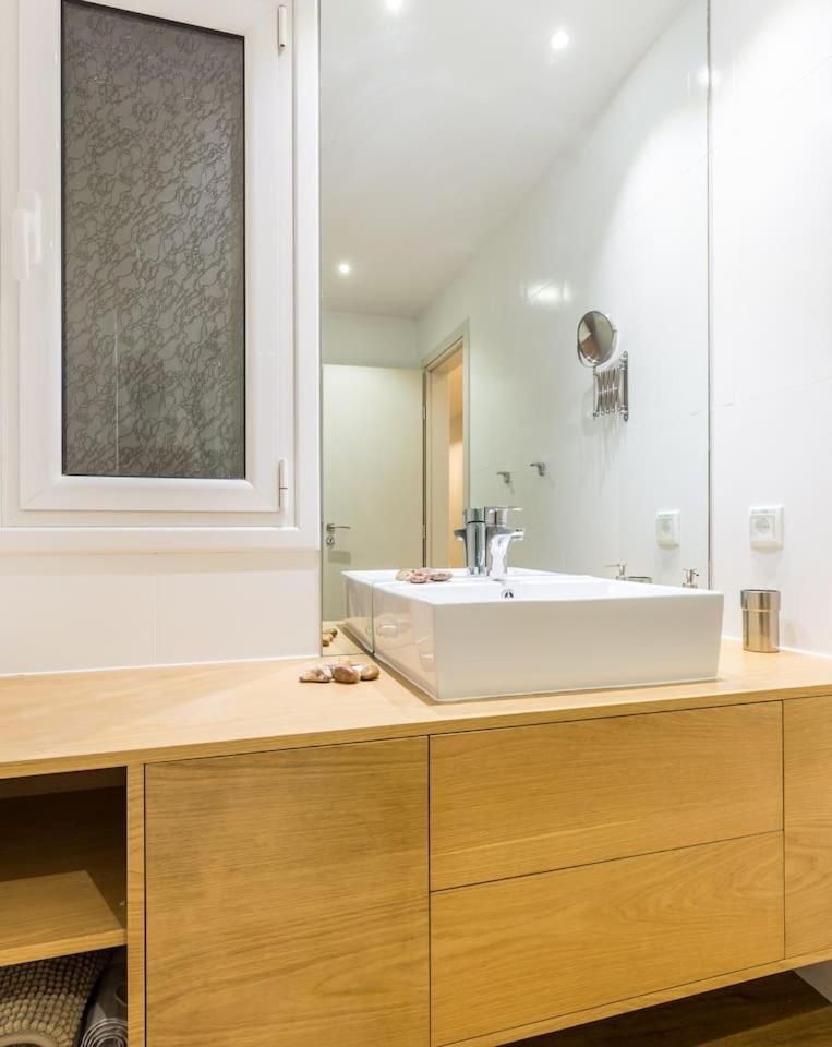 Elegant Apartment W Great Balcony In Vouliagmeni アテネ エクステリア 写真