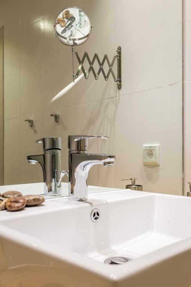 Elegant Apartment W Great Balcony In Vouliagmeni アテネ エクステリア 写真